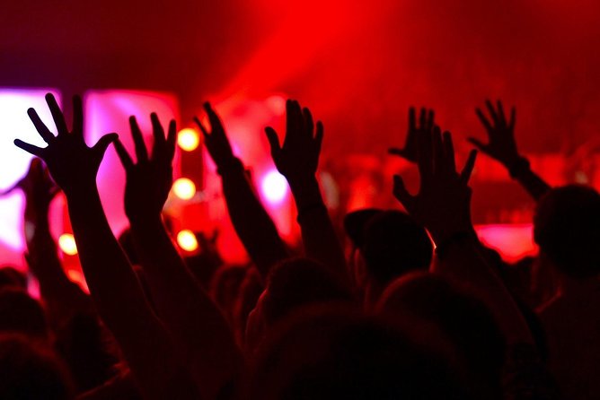 Pub Crawl - Ultimate Party Pub Crawl Incl. One-Hour Drinks Flat Rate - VIP Welcome Shots in a Bar