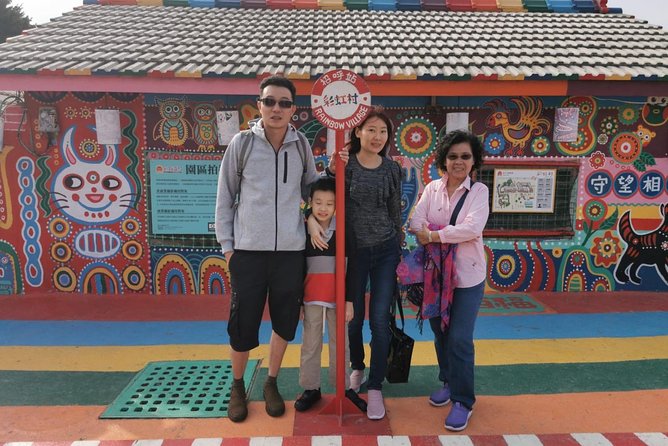 Taipei to Taichung Zhongshe Flower Market and Rainbow Village Day Trip - Flower Market Exploration