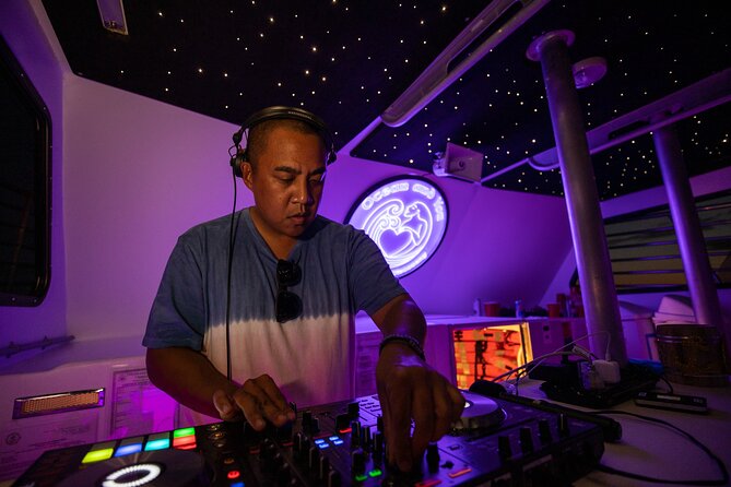 The Premier Waikiki Sunset Party Cruise With Live DJ and Full Bar - Entertainment and Atmosphere