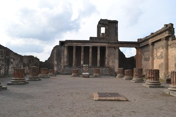 Transfer From Naples to Positano With 2 Hours Private Tour in Pompeii - Comfortable and Stylish Transportation