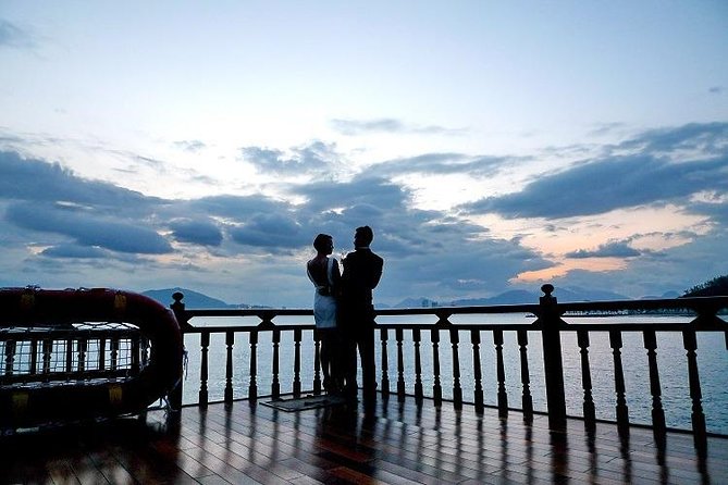 Watching Stunning Sunset With Cocktail and Dinner on Luxury Cruise - Cocktail and Beverage Options