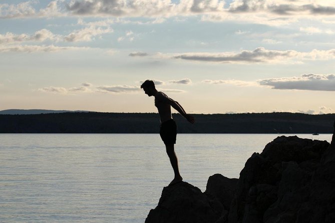 3-hour Iconic High Cliff Divers Shows & Flea Market Shopping Time