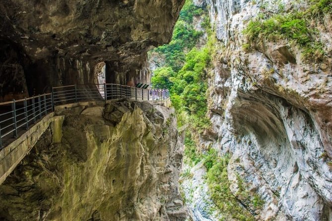 2-day Classic Taroko Gorge Private Tour - Transportation and Accommodation