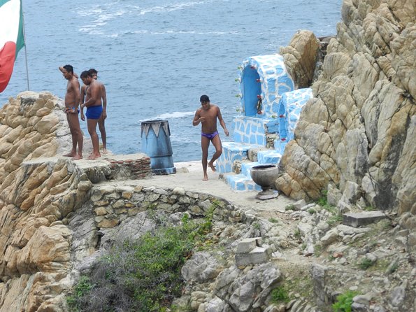 3-hour Iconic High Cliff Divers Shows & Flea Market Shopping Time - Meeting and Pickup Information