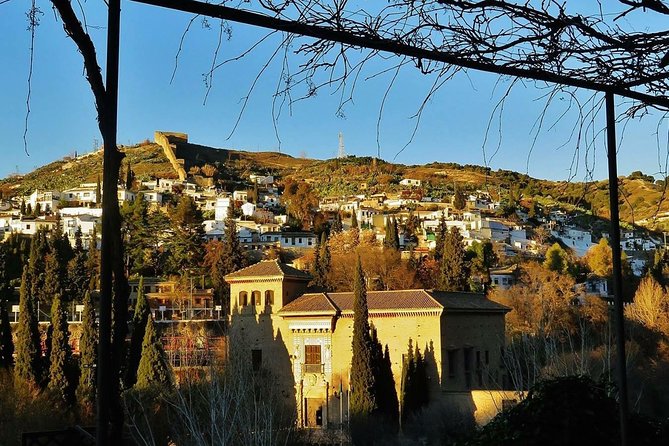 Albayzin and Sacromonte Private Tour at Sunset With Tapas - Sunset Views: Capturing the Beauty of Granada