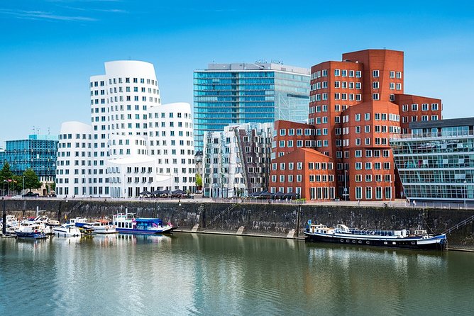 Dusseldorf Airport Transfers : Dusseldorf to Airport DUS in Luxury Van - Spacious and Comfortable Luxury Vans