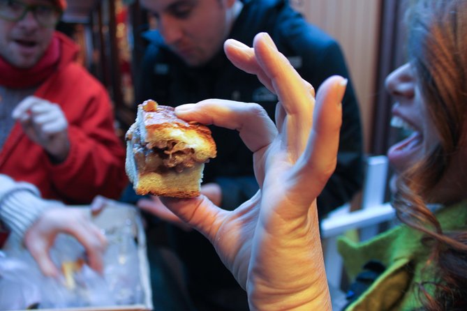 Holiday Hike Chicago-Style: Festive Food & Walking Tour - Seasonal Craft Beer Tastings