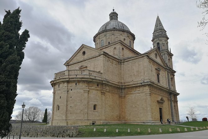 Montepulciano Walking Tour and Wine Toast - Tasting Local Wines in the Vineyards