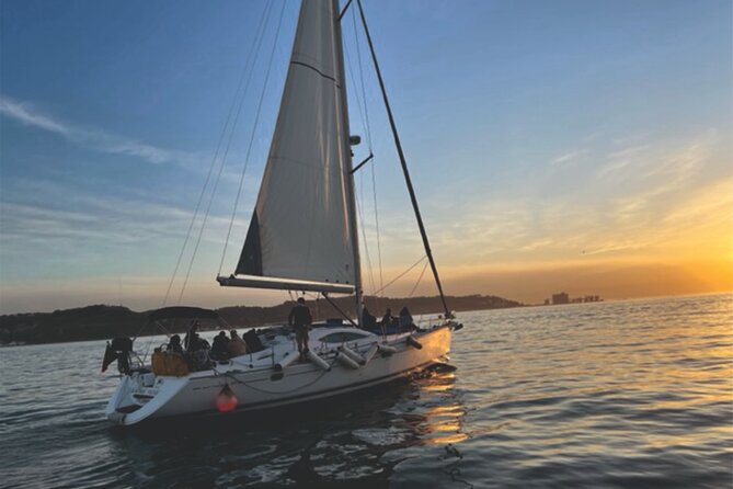 PRIVATE BOAT TOUR Lisbon - Passing by Notable Landmarks