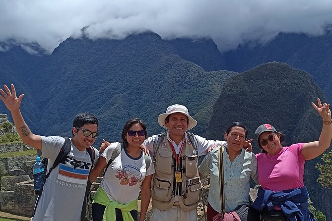 Private Tourist Guide in Machupicchu From Aguas Calientes. - Background