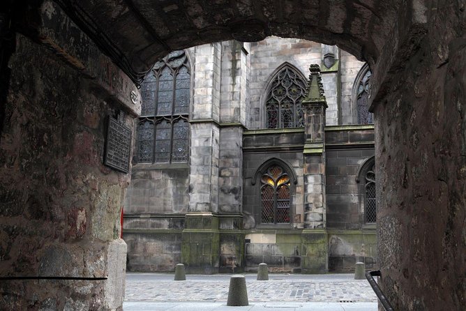 Small Group Royal Mile Walking Tour With Optional Entry to Edinburgh Castle - Focus on British Monarchy History