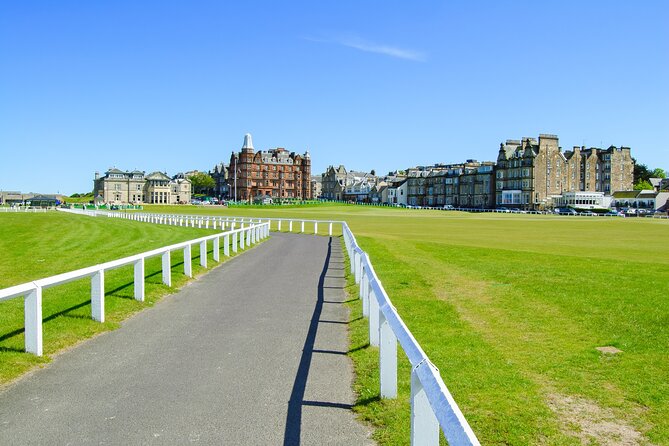 St. Andrews Festive Walk: A Christmas Tour - Meeting and Pickup Details