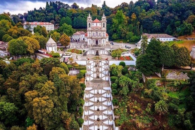 Transfer Porto Santiago De Compostela or Vice Versa With a Stop in Braga - Customization and Flexibility