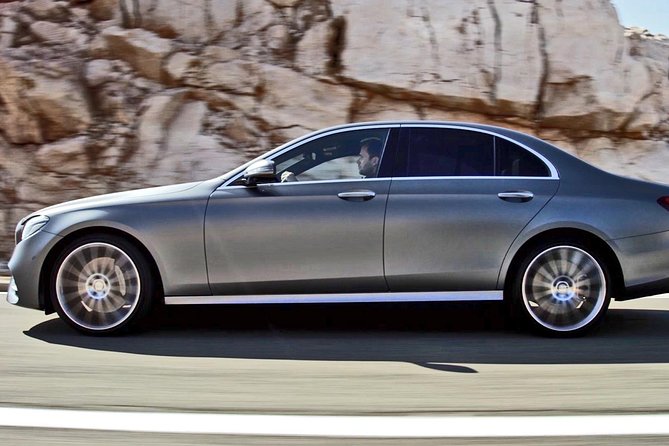Arrival Private Transfer Reykjavik Airport KEF to Reykjavik City by Business Car - Common Questions