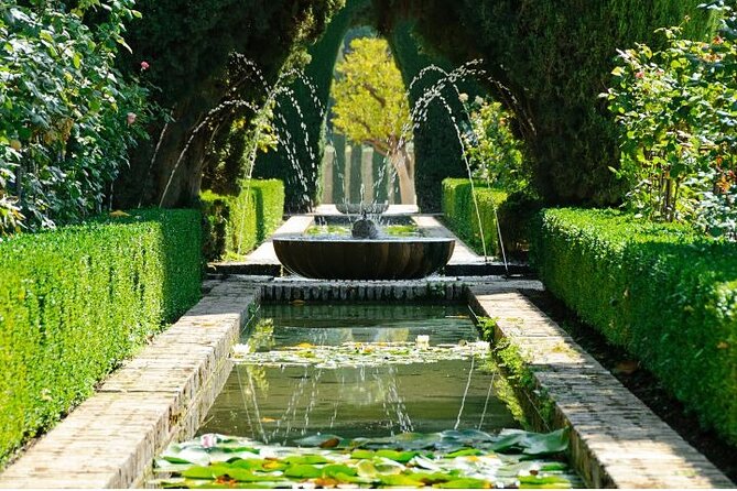 Guided Tour to Alhambra With Generalife, Alcazaba and Carlos V - Reviews
