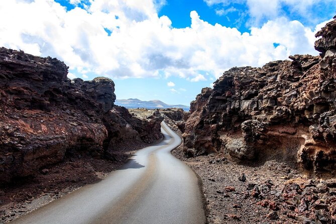 Half Day Timanfaya Volcanic Tour With Wine Tasting - Expert Guided Tour