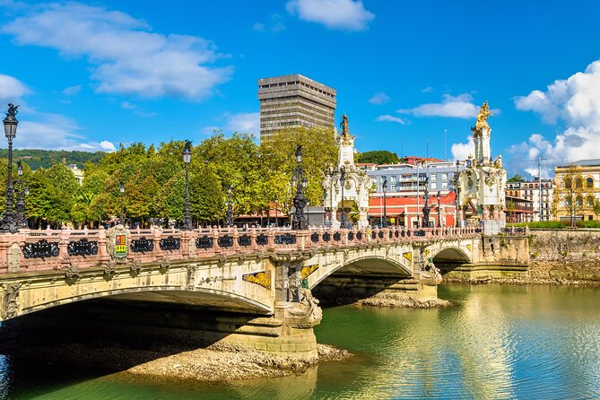 Historical Walking Tour Around San Sebastián With Pintxo - Engaging With Knowledgeable Guides