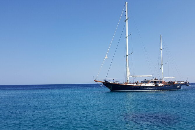 Mykonos: Combo Yacht Cruise to Rhenia and Guided Tour of Delos (Free Transfers) - Crew and Service