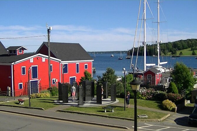 Peggys Cove and Lunenburg Tour (Small Group) - Air-conditioned Vehicle
