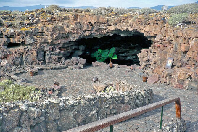 Private Luxury Tour of Jameos Del Agua and Cueva De Los Verdes in Lanzarote - The Sum Up