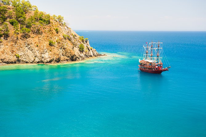 Private Luxury Yacht Tour With Lunch and Drinks - Pricing and Availability