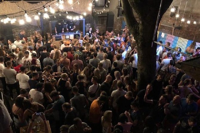 Pub Crawl - Ultimate Party Pub Crawl Incl. One-Hour Drinks Flat Rate - Three Welcome Shots and Fixed Beer Price