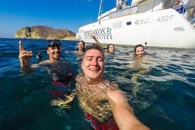 Santorini Classic Catamaran Cruise With Meal Drinks and Transfers - Hospitality and Cleanliness on the Cruise