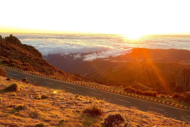 Sunrise Transfer To Pico Do Arieiro, Hike To Pico Ruivo & Return From Teixeira - Tour Details