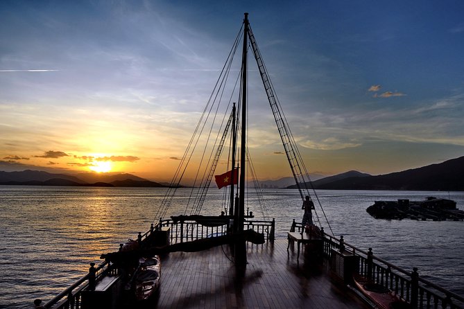 Watching Stunning Sunset With Cocktail and Dinner on Luxury Cruise - Entertainment and Activities Onboard