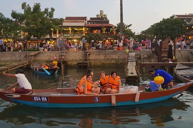 Discover Hoi An Walking Tour, Sampan Boat Ride, Night Market &Colourful Lanterns - Weather and Minimum Travelers Requirements