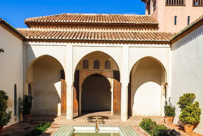 Explore Malaga in 1 Hour With a Local - Language Options