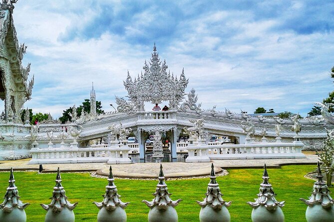 Full Day Tour White Temple Black House and Blue Temple With Lunch - Positive Experiences
