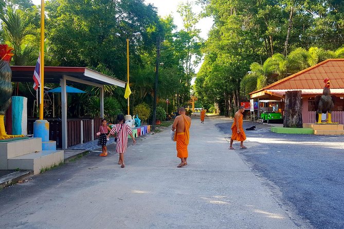 Local Temples and Traditional Market - Exploring the Temples and Market