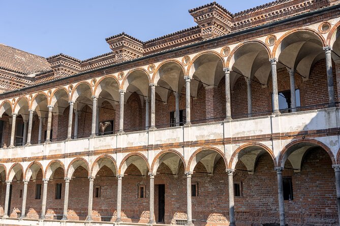 Milan: Highlights and Secret Treasures Walking Tour - Professional Multilingual Guides: Enhancing Your Experience