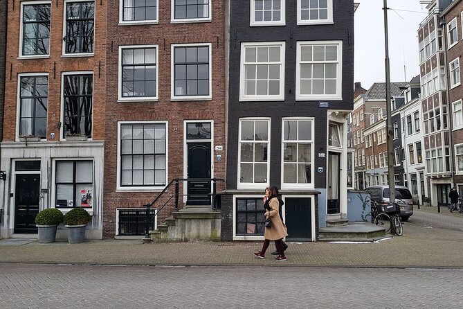 Private Food and Market Tour in Central Amsterdam With a Fun Local - Meeting the Fun Local Host