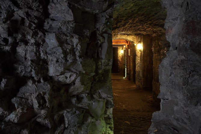 Small Group Edinburgh Night Walking Tour With Underground Vaults - Notorious Bodysnatchers and Their Activities