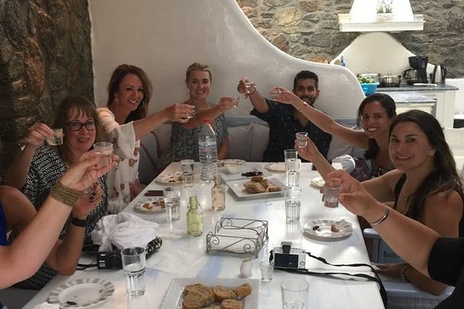 Traditional Lunch or Dinner With Drinks in Mykonos - Atmosphere and Ambiance