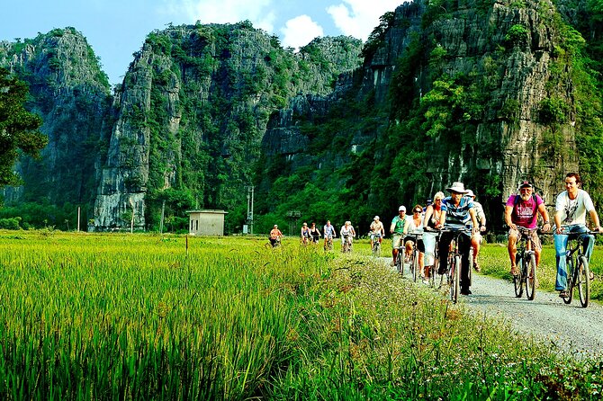 6-Day Sightseeing Tour in North Vietnam - Accommodation and Transportation