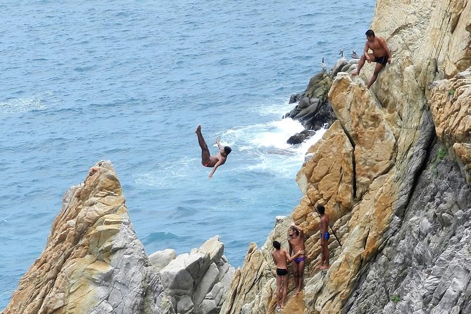 3-hour Iconic High Cliff Divers Shows & Flea Market Shopping Time - Common Questions
