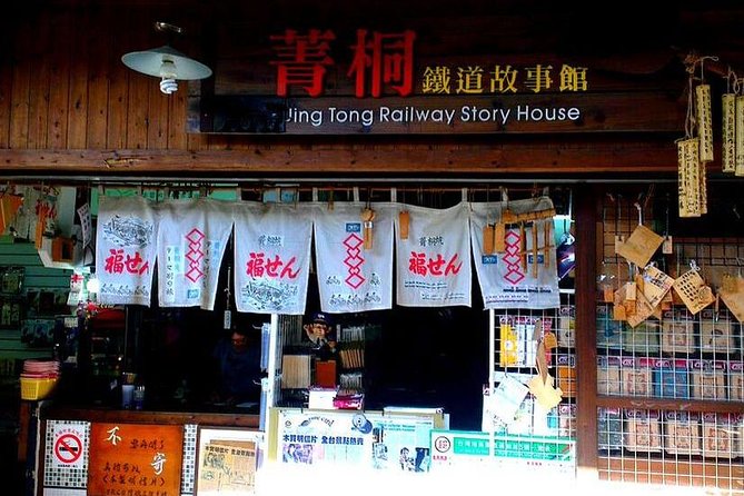 N113 Jingtong Station Pingxi Old Street Jiufen Old Street Keelung Miaokou Night Market Day Tour (10h - Common Questions