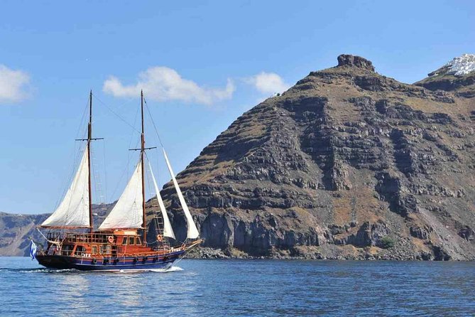 Santorini Volcanic Islands Cruise: Volcano, Hot Springs and Thirassia - Hike to the Volcano