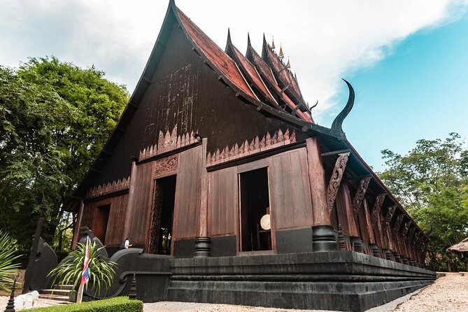 Full Day Tour White Temple Black House and Blue Temple With Lunch - Common Questions