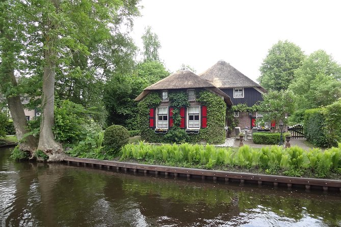 Giethoorn and Zaanse Schans Tour With Small Electric Boat Trip - Small Electric Boat Trip in Giethoorn