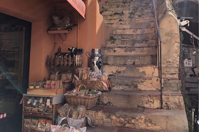 Guided Gourmet Tour of the Saint-Tropez Market - Taking in the Vibrant Atmosphere