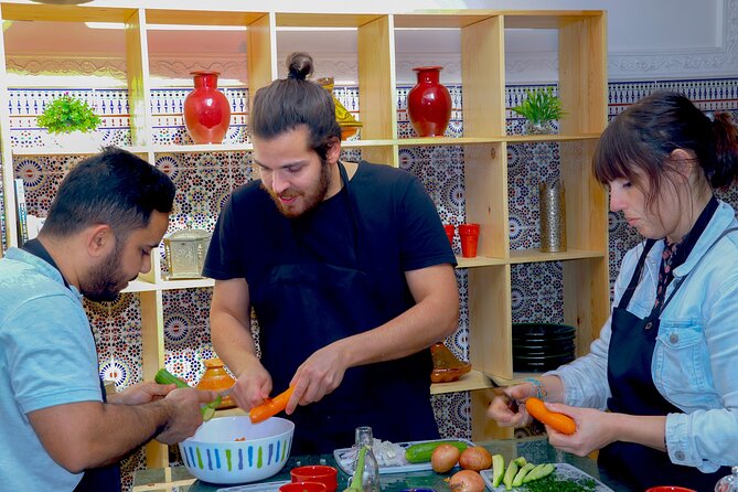 Marrakesh Cooking Class With Chef Hassan - Local Dishes - Chef Hassans Expertise and Teaching Style