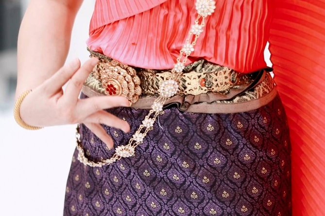 Thai รำนาญเต้นรำในวัดอรุณ - Cultural Immersion and Discussion