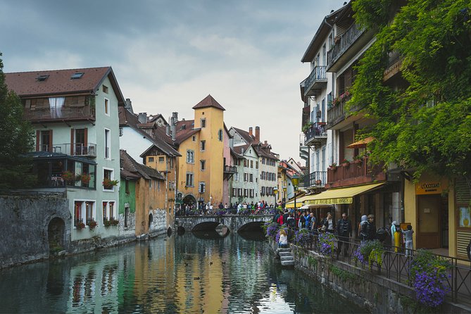 Touristic Highlights of Annecy on a Half Day (4 Hours) Private Tour With a Local - Lake Annecy and Its Scenic Beauty