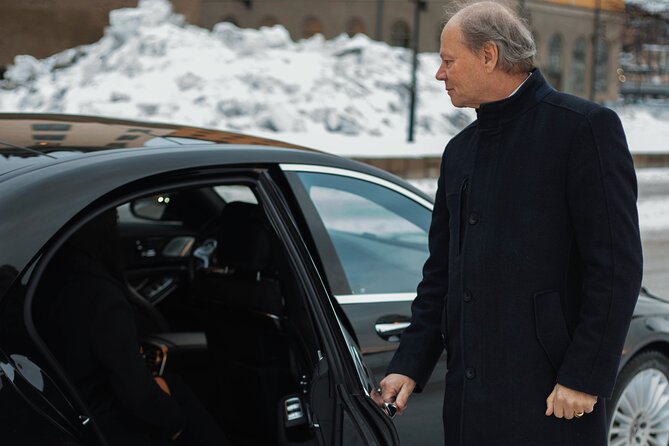 Airport Limousine Transfer: Arlanda Airport to Seaport in Stockholm 1-3 Passengers