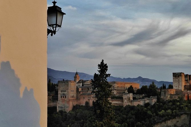 Albayzin and Sacromonte Private Tour at Sunset With Tapas