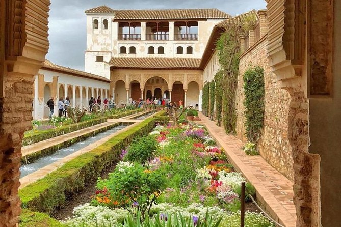 Alhambra Essential :Audio Guided Tour (With Nasrid Palaces)
